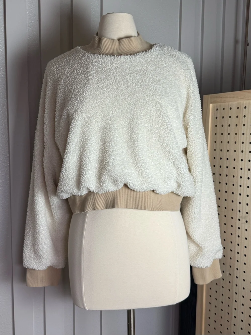 Fabletics Sherpa Cropped Pullover Cream Beige Cozy‎ Sweatshirt Large Minimalist - Picture 2 of 10